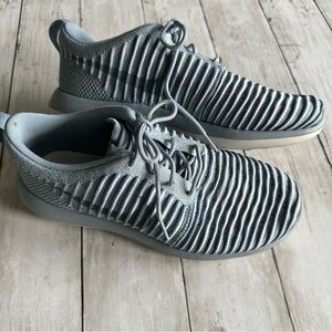 PREOWNED NIKE WOMENS ROSHE TWO FLY KNIT RUNNING SNEAKERS BLUE RIBBED SIZE 8.5